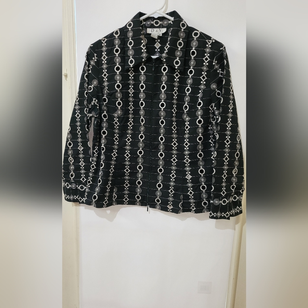 D‎ & Y women's size medium black & white zipper blouse